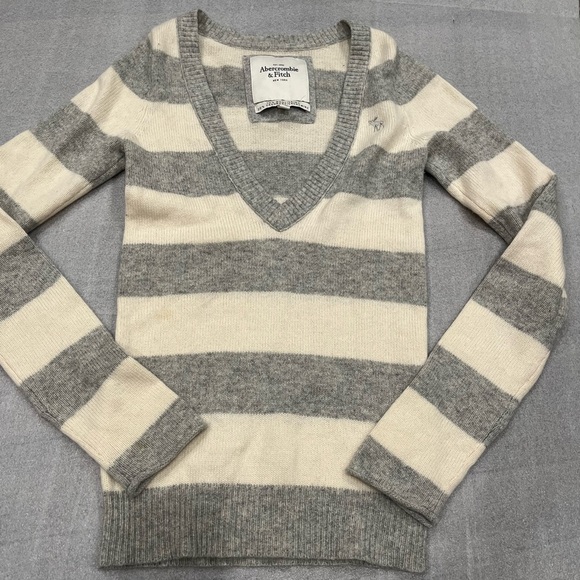[M]Abercrombie&Fitch WMN Striped Gray and Cream Wool Cashmere Sweater Deep V - Picture 1 of 7